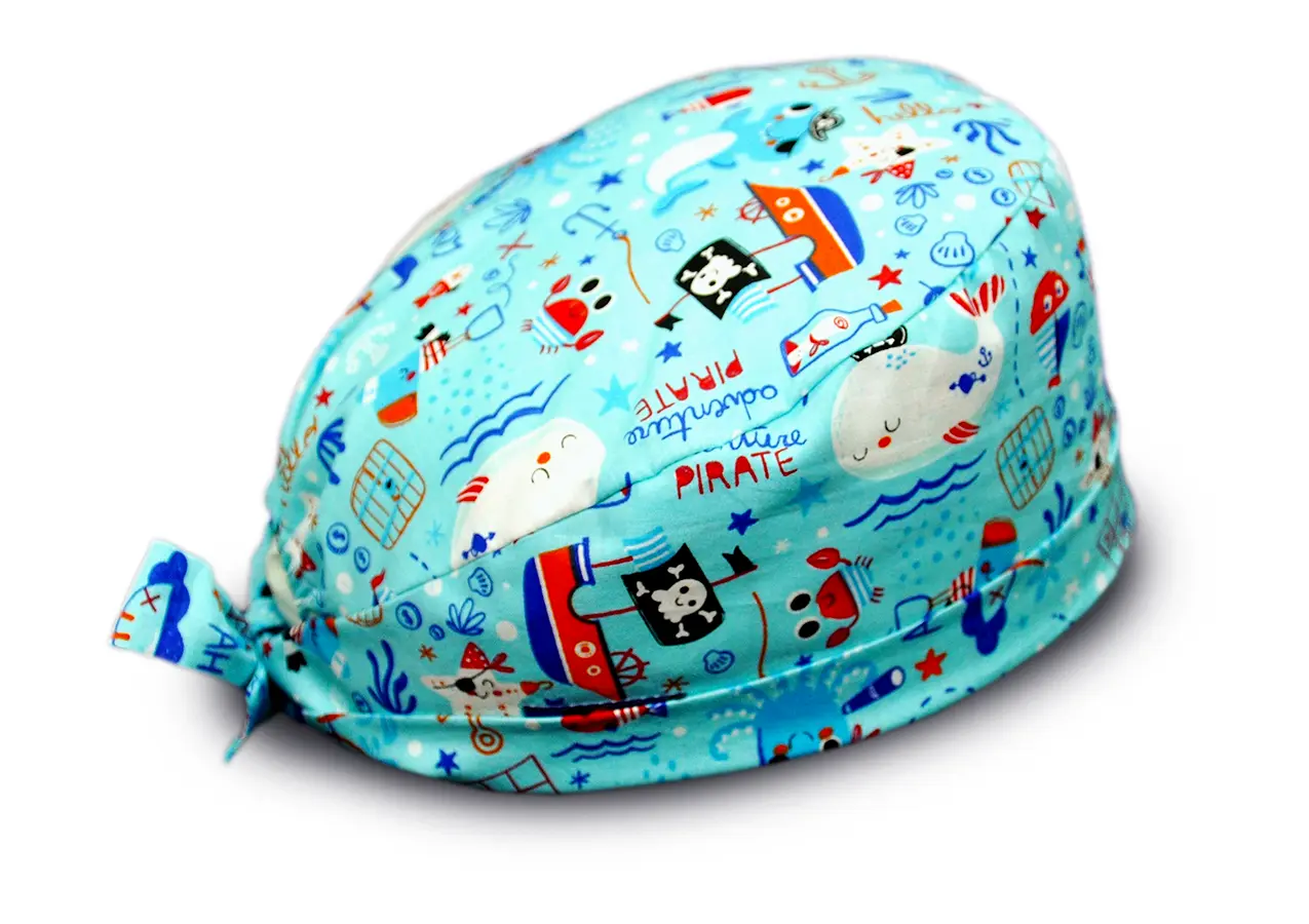 Calot de bloc chirurgical motif pirate enfantin bleu clair avec revers